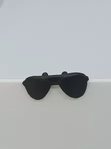 Article Lunettes noires - LE COCHON QUI RIT ENCORE PLUS