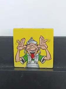 Article Romain tirant la langue - OBELIX CONTRE HATTACK