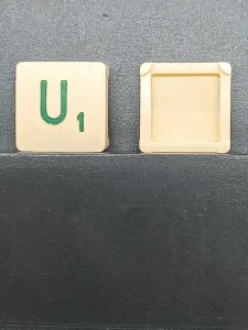Article U - vert - version voyage - SCRABBLE DE VOYAGE