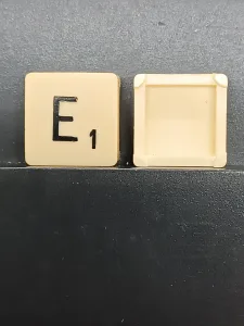 Article E - noir - version voyage - SCRABBLE DE VOYAGE