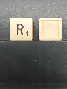 Article R - noir - version voyage - SCRABBLE DE VOYAGE