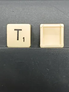 Article T - noir - version voyage - SCRABBLE DE VOYAGE