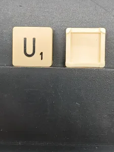 Article U - noir - version voyage - SCRABBLE DE VOYAGE